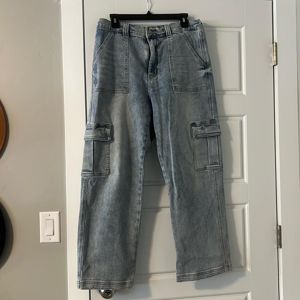 Vervet cargo jeans, light blue wash, size 31.
